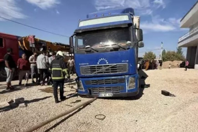 Patlayan lastiği değiştirmek isteyen tır şoförü aracın altında kaldı