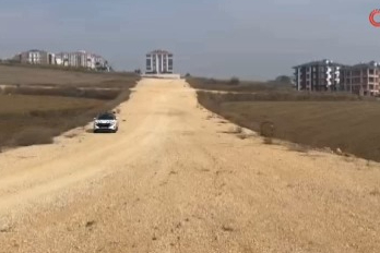 Bursa'da eşine otomobil kullanmayı öğretirken şarampole uçtular