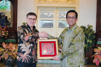 Türkiye'nin Cakarta Büyükelçisi Küçükcan, Endonezya'da Yogyakarta Sultanı ile görüştü