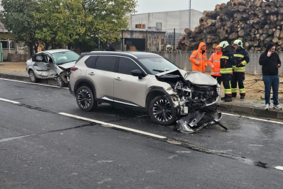 Yağışlı yolda kayan otomobil karşı şeride geçerek kaza yaptı