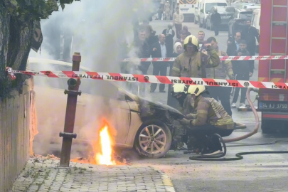 Yer altı elektrik kabloları patladı, bir otomobil alev alev yandı