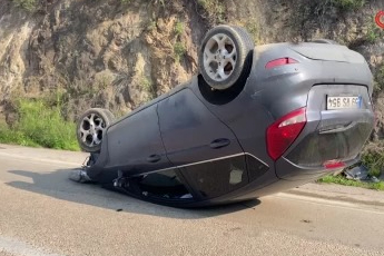 Bursa'da kayalara çarpan otomobil takla attı