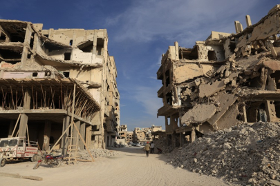 Suriyeliler, enkazdan tuğla üretip evlerini yeniden inşa ediyor