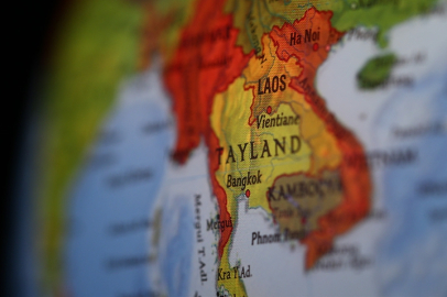 Tayland, barış anlaşmasını askıya almasının ardından Kamboçya tarafına ateş açtı