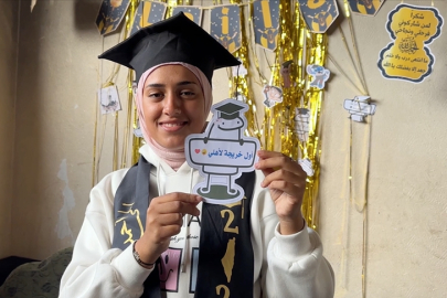 Gazze'de öğrenciler, lise bitirme sınavı sonuçlarını yıkıntılar arasında kutladı