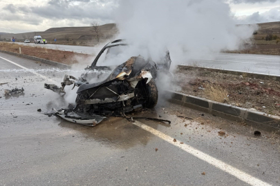 Kayganlaşan yolda kaza yaptı, otomobil alev aldı