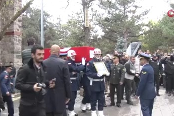 Şehit eşini askeri montuyla son yolculuğuna uğurladı