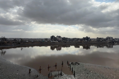 Gazze'de yağan yağmurlarla birlikte su seviyesi yükselen gölet tehlike saçıyor