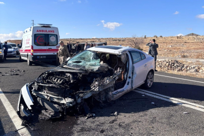 Otomobil ile açık kasa kamyonet çarpıştı: 2 yaralı