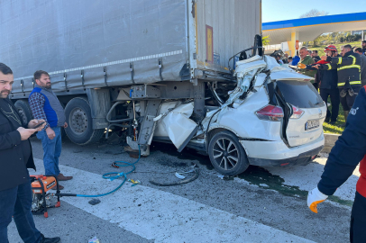 Otomobil tırın altına girdi: Özel eğitim öğretmeni hayatını kaybetti