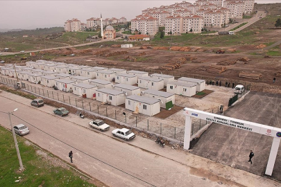 Sındırgı'da evleri hasar gören vatandaşlar geçici yaşam merkezine yerleştiriliyor