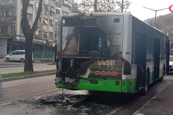 Bursa'da otobüsün motor kısmı küle döndü, yolcular büyük panik yaşadı