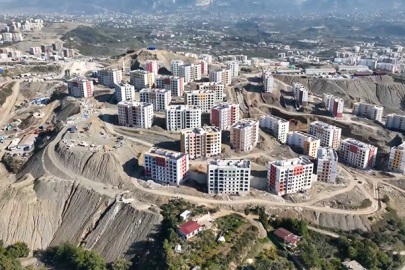 Hatay Defne'de afet konutlarının ve ticaret merkezlerinin yapımı sürüyor