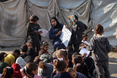 Gazze'de İsrail'in yıktığı okulların yerine kurulan çadırlarda eğitim mücadelesi