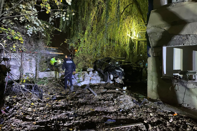 Köprü üstünde çarpışan otomobiller bahçeye uçtu: 1 ölü, 4 yaralı