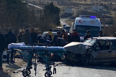 Otomobil hafif ticari araçla çarpıştı: 3 yaralı