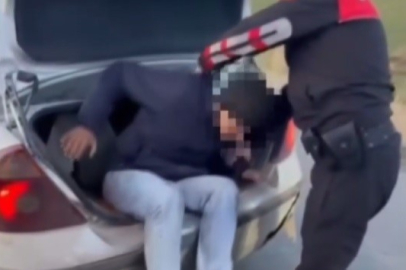 Otomobilin bagajında 2 kaçak göçmen yakalandı