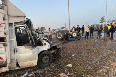 Traktör ile kamyonet çarpıştı: 2 yaralı