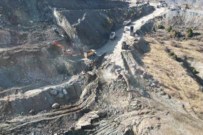 Sivas'ta maden ocağında göçük altında kalan şantiye müdürünü arama çalışmaları sürüyor