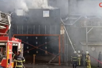 Bursa'da mobilya fabrikasında yangın! 1 işçi yaralandı