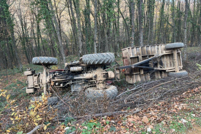 Bursa'da devrilen traktördeki 2 kişi yaralandı
