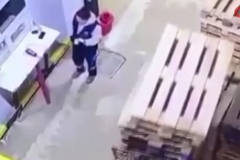 Paletlerin altında kalmaktan saniyelerle kurtuldu