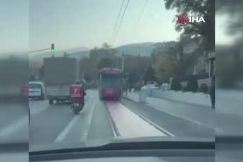 Tramvayın arkasına tutunan çocuk yürekleri ağıza getirdi