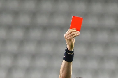 Derbide kartlar havada uçuşuyor