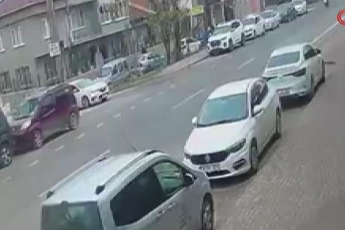 Motosikletin devrildiği kaza anı kamerada: 1 yaralı