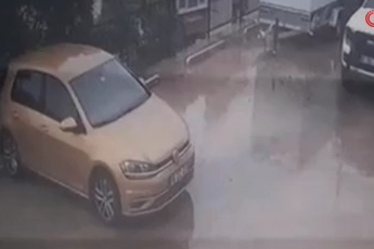Otoparktan çıkan otomobil, 10 metrelik yükseklikten bahçeye uçtu: 1 yaralı