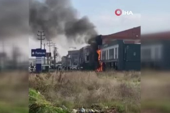 Bursa’da elektrik panosunda çıkan yangın işyerine sıçradı