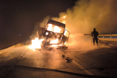 Çarpışan iki tırdan biri yandı