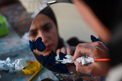 Gazzeli kadın, bölgedeki kızları savaşın "gri" atmosferinden çıkarmak için el işi atölyesi kurdu