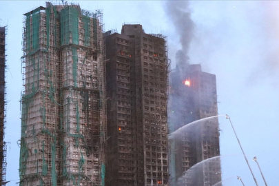 Hong Kong'da sitedeki yangında iskeleleri koruyan filenin yangına dayanıklı olmadığı belirlendi