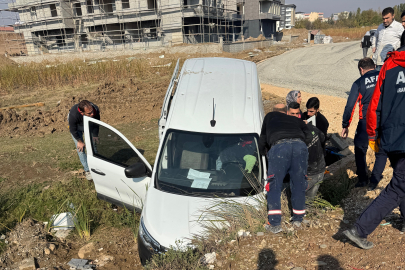 Otomobil su kanalına düştü: 1 yaralı