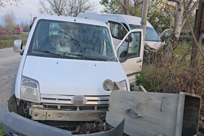 Servis minibüsü hafif ticari araçla çarpıştı: 11 yaralı