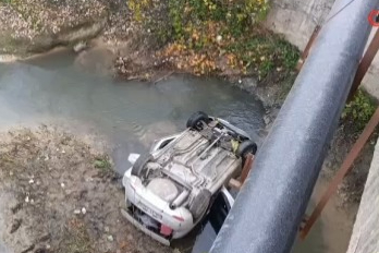 Bursa'da feci kaza! Otomobil dereye uçtu!