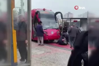 Bursa'da raylardan geçmek isteyen adama tramvay çarptı