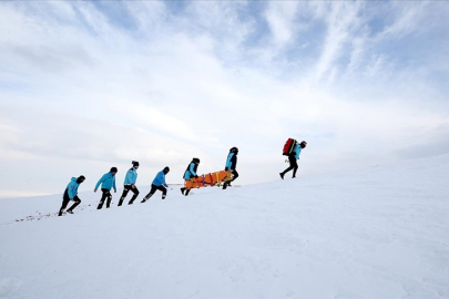 Muş'ta UMKE görevlileri, zorlu eğitimlerle çetin kış şartlarına hazırlanıyor