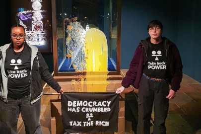 İngiltere'de kraliyet tacının cam muhafazasına muhallebili saldırı