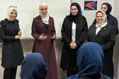 Suriye Cumhurbaşkanı Şara'nın eşi Latife El Durubi'den Kadıköy Anadolu İmam Hatip Lisesi'ne ziyaret