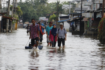 Endonezya'da şiddetli yağışların yol açtığı afetlerde ölenlerin sayısı 900'ü aştı