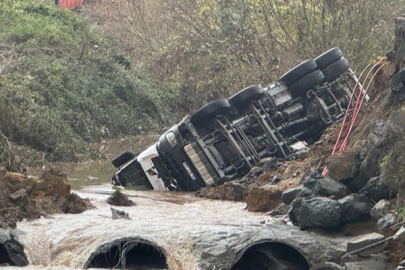 Sarıyer'de yolun çökmesi sonucu pikap ile kamyonet dereye düştü