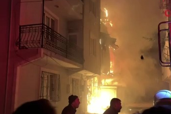 Şehit polisin babasının evi alevlere teslim oldu