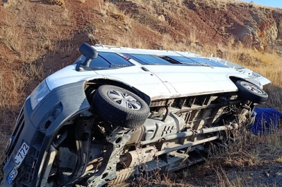 Erzurum'da öğretmenleri taşıyan servis minibüsü devrildi, 1'i çocuk 7 kişi yaralandı