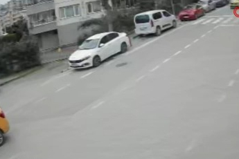 Bursa'da otomobile çarpan motosikletli ağır yaralandı