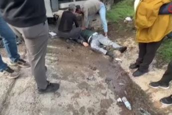 Bursa'da feci kaza! Tır 2 araca çarpıp devrildi, 1'i ağır 5 yaralı