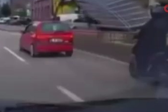 Bursa'da motorcunun ölümden döndüğü anlar kamerada