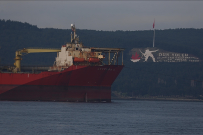 Doğal gaz tankeri "Gryphon A" Çanakkale Boğazı'ndan geçti