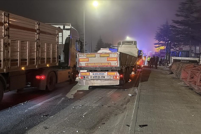 Eskişehir'de tır ile servis minibüsünün çarpışması sonucu 9 kişi yaralandı